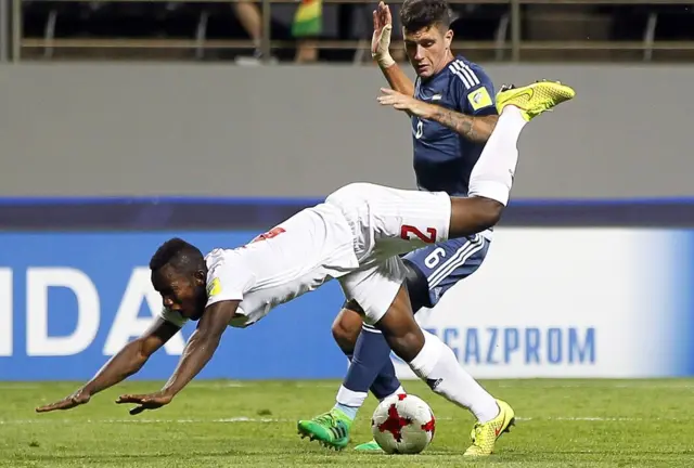 Ijumaa mchezaji wa soka wa Guinea Salif Sylla (kushoto) akiwa uwanjani wakati wa mchuoano wa kombe la dunia la vijana walio chini ya umri wa miaka 20 World Cup katika mchezo baina ya Guinea na Korea Kusini huko Argentina