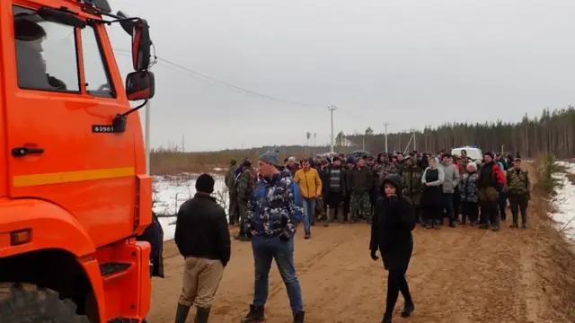 Жители, блокирующие дорогу. Фото 21 апреля 2019 года