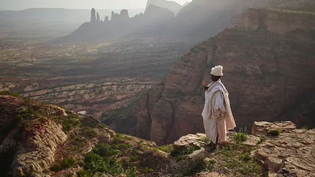 ኣብ ሓደ ጎቦ ትግራይ ደው ዝበሉ ቐሺ