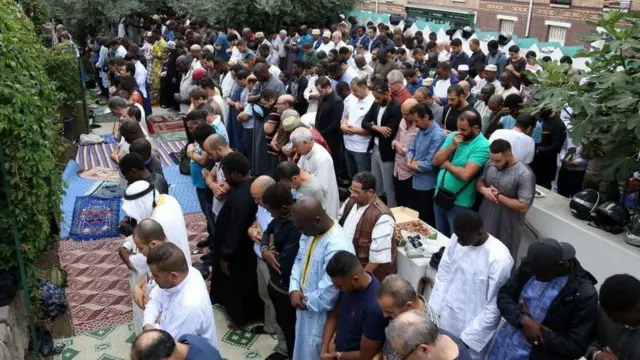 প্যারিসের গ্র্যান্ড মসজিদে জুমার নামাজ