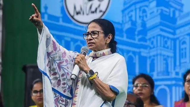 पश्चिम बंगालमध्ये विधानसभा निवडणुकीत पराभव झाल्यावर ममता बॅनर्जींच्या टीएमएसीमध्ये मोठी फाटाफूट झाली आहे. त्यामुळे या पक्षासमोर आता अस्तित्वाचाच प्रश्न उपस्थित राहिला आहे.