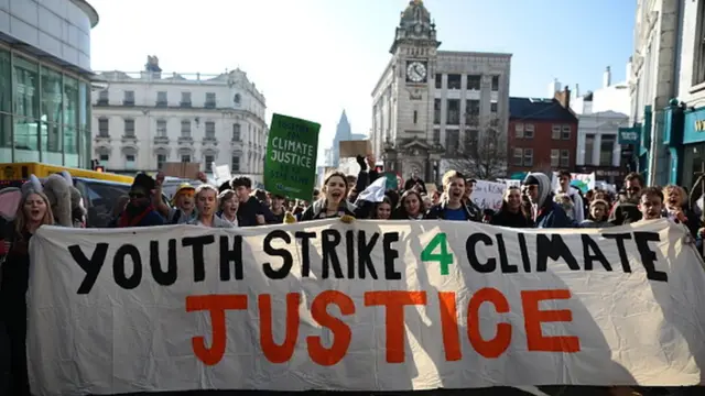 Brighton'da öğrenciler saat kulesinin önünde toplandı.