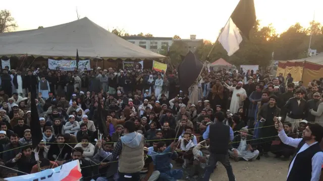 دا مظاهرې له هغه وروسته پیل شوې چې تېره میاشت کراچۍ کې د یو پښتون ځوان ماډل نقیب الله مسید مړی وموندل شو.