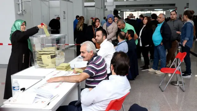 Türk seçmenler Hollanda'da oy veriyor