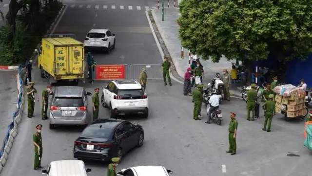 Chủ tịch UBND Thành phố Hà Nội Chu Ngọc Anh giao Công an Thành phố hướng dẫn xét duyệt việc cấp giấy đi lại.