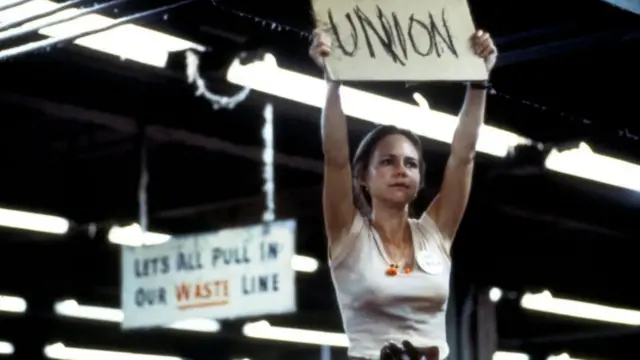 Norma Rej, koju igra Sali Fild, i danas važi za jednu od najneobičnijih heroina: bez partnera, seksualno osvešćena majka troje dece koja okuplja sindikat