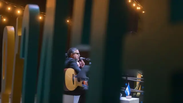 Luis Enrique Mejía López, "el príncipe de la salsa", en Centroamérica Cuenta