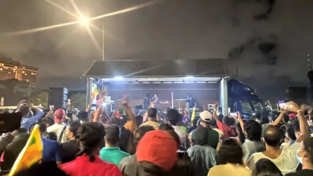 போராட்ட களத்தில் நடக்கும் இசை நிகழ்ச்சி