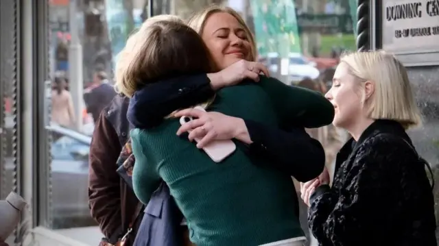 اینڈی کو جیل کی سزا ہونے کے بعد حنا اور جیس گلے ملیں