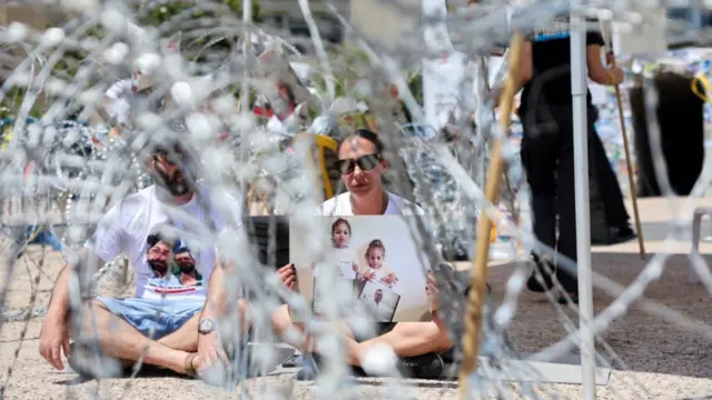 হামাসের হাতে জিম্মি থাকা ওমরি মিরানের স্ত্রী তেল আভিভে একটি প্রতিবাদ কর্মসূচিতে