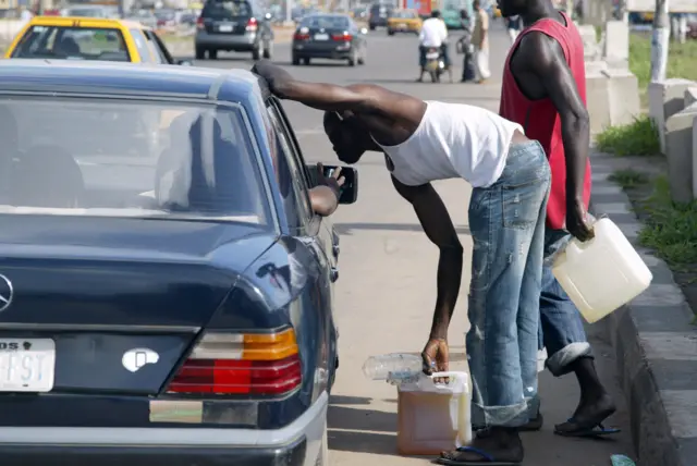 Awọn to n ta bẹtiro lọja okunkun