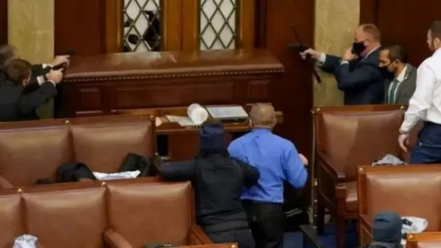 हल्ल्यादरम्यान सुरक्षा रक्षक आणि हल्लेखोर यांच्यातली चकमक