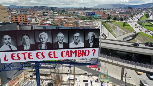 Una valla en contra de Petro