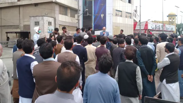 شماری از معلمان مکتب خصوصی در زمان قرنطینه تجمع اعتراضی به پا کردند