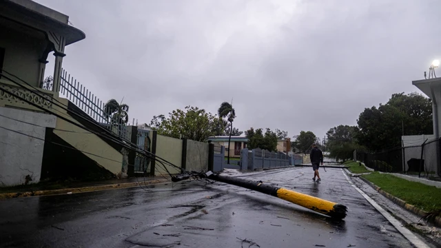 Poste de electricidad caído en Puerto Rico