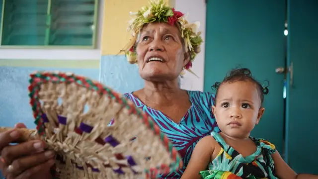 Mulher com uma menina nos braçoscasino online netTuvalu