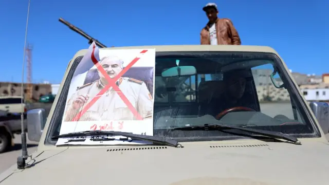 صورة حفتر وفوقها علامة الرفض على سيارة للمقاتلين الموالين لحكومة طرابلس