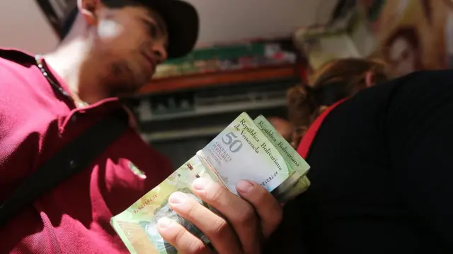 Un hombre con un fajo de billetes