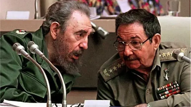 卡斯特罗兄弟菲德尔和劳尔于1999年