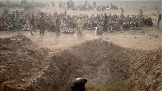 الفارين من الموصل يخضعون للتفتيتش والتحقق من هويتهم خوفا من انفلات مقاتلي تنظيم الدولة بين المدنيين