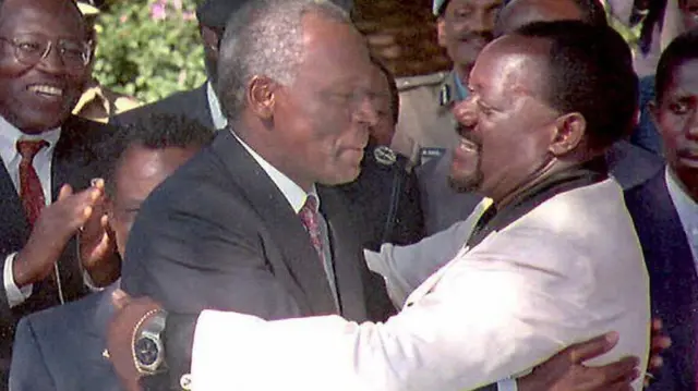 Dos Santos na kiongozi wa Unita Jonas Savimbi (kulia), walioonekana hapa mwaka 1995, walisifiwa kwa hatua zao za kuelekea amani.