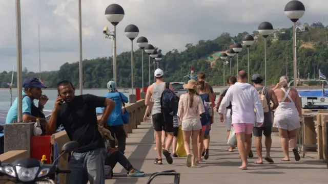 นักท่องเที่ยวต่างชาติมาขึ้นเรือที่ท่าเทียบเรืออ่าวปอ