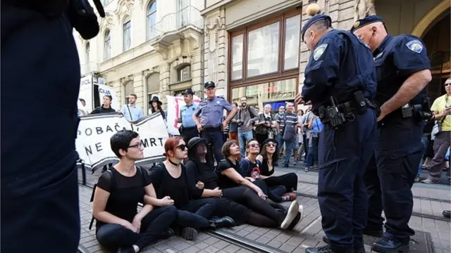 Учеснице „Хода за слободу" покушавају да зауставе ученике "Ход за живот" у центру Загреба, мај 2018. године