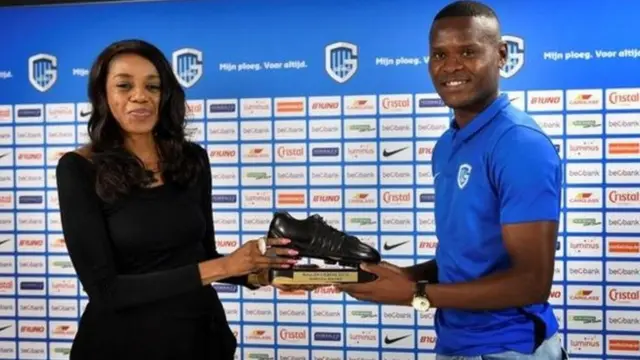 Mbwana Samatta akikabidhiwa kiatu cha mfungaji wa magoli mengi cha Ebony nchini Ubelgiji