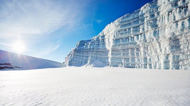 冰川数千年来凝固时，同时会把一些当时飘浮在大气层的物质保存在内，让科学家可以研究当时的大气层成分。