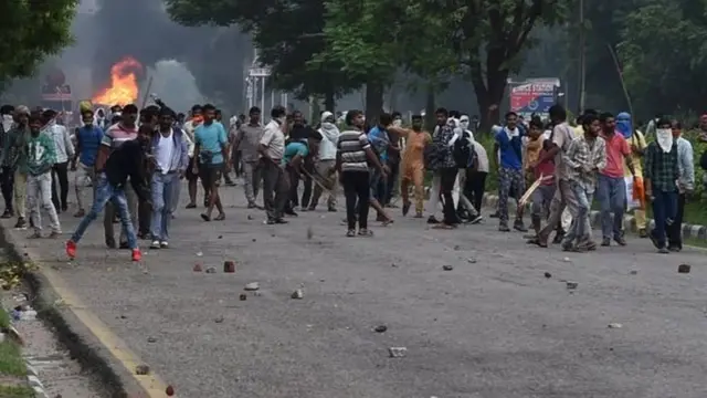 हिंसक प्रदर्शनकारी