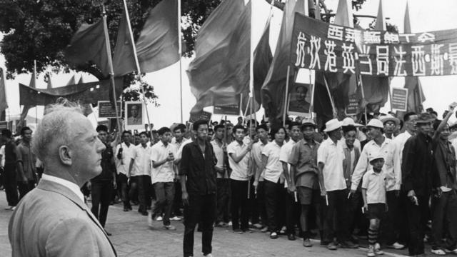 英国驻澳门领事Norman Ions观看西菜面包工会声援香港左派示威队伍经过领馆门口（21/5/1967）