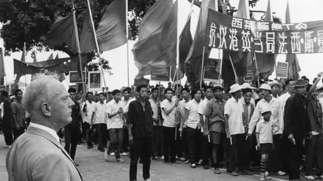 英国驻澳门领事Norman Ions观看西菜面包工会声援香港左派示威队伍经过领馆门口(21/5/1967)