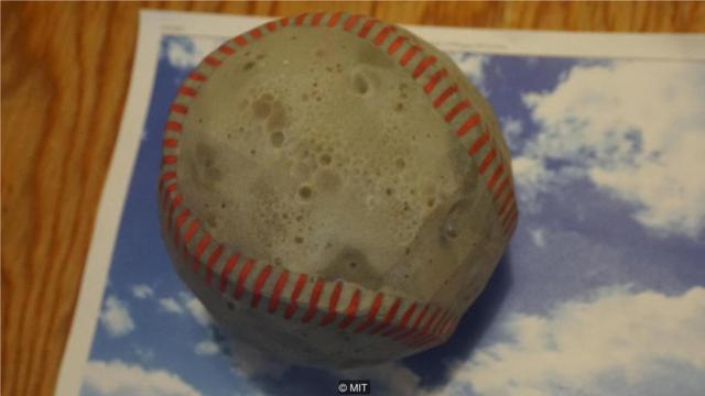 稍微改变物体的纹理，研究人员能够让一个3D打印的棒球看起来像一杯浓缩咖啡。