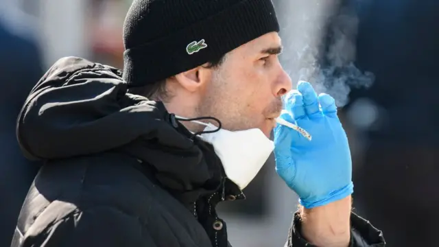 Чоловік курить