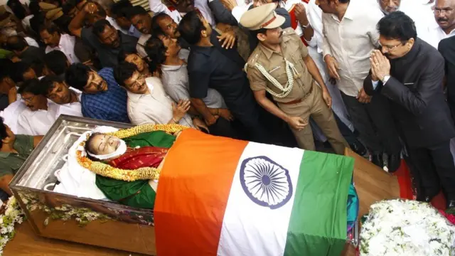 தமிழகத்தின் பொறுப்பு ஆளுநர் வித்யாசாகர் ராவ் தமிழக முதல்வர் ஜெயலலிதாவிற்கு அஞ்சலி செலுத்தினார்.