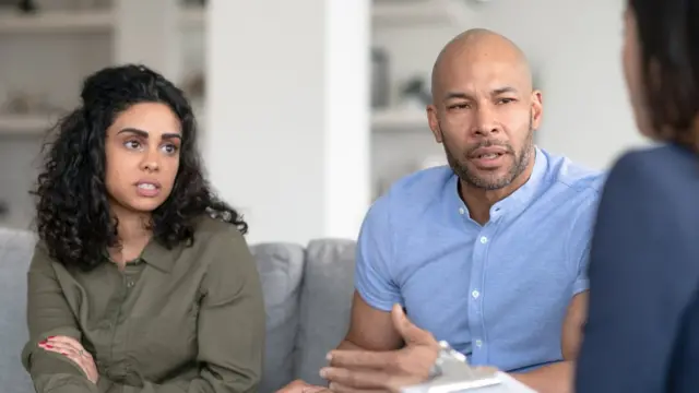 Una pareja frente a una terapeuta.