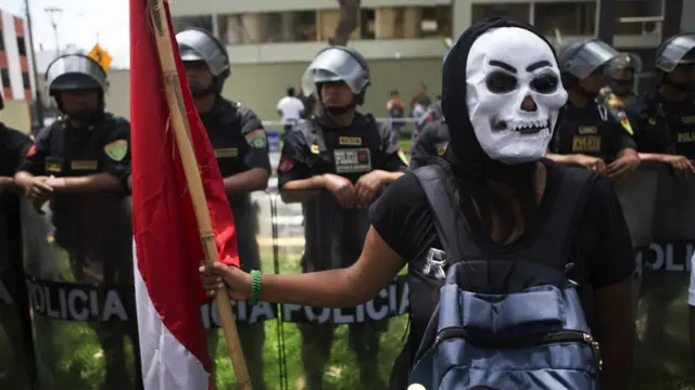 2016年11月18日,秘鲁APEC峰会会场外的反全球化示威者。