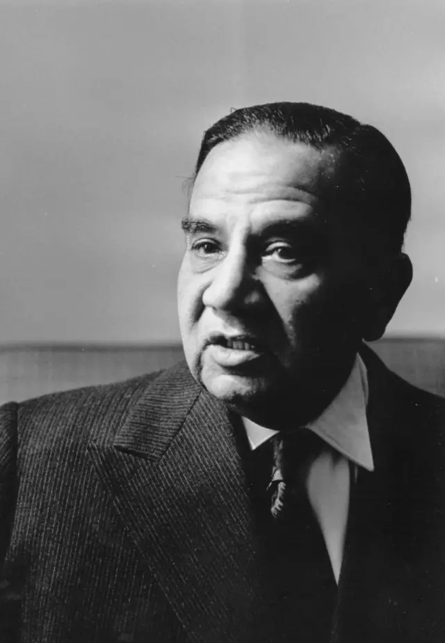 Rus pornosi: yigitni yollash