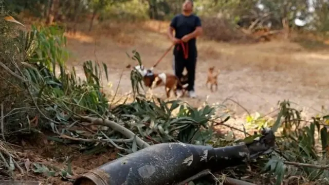 Mwanamume akitazama kombora lililotunguliwa