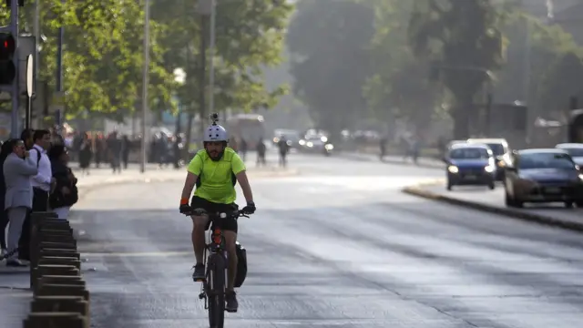 Hombre en bicicleta por la Alameda