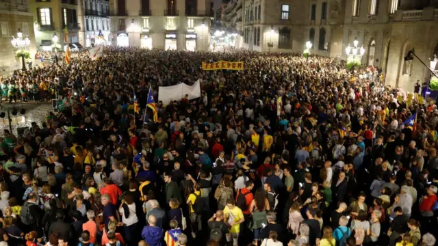 Protesta contra la sentencia del Tribunal Supremo español en la plaza Sant Jaume de Barcelona