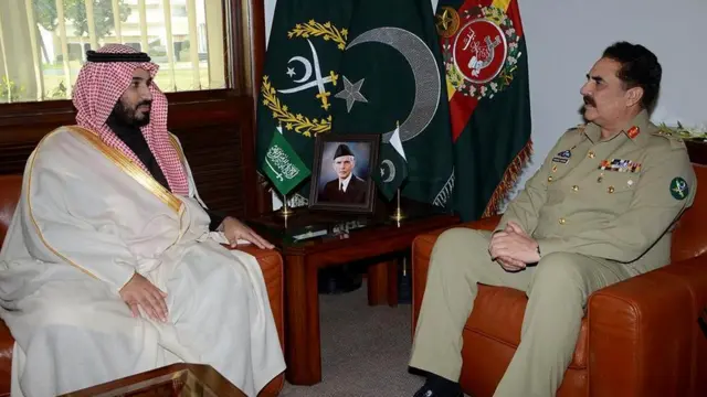 راحیل شریف (راست) از ژنرال‌های مهم ارتش پاکستان است که حالا در دوران بازنشستگی فرماندهی نیروی نوظهور ۳۴ کشور اسلامی را برعهده گرفته است
