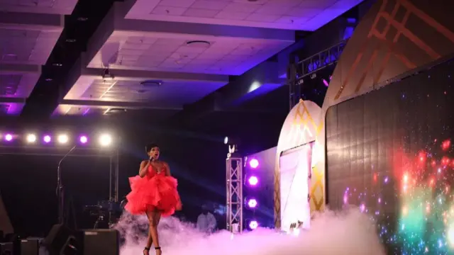 Msanii wa muziki wa Bongo fleva Ruby akiingia ukumbuni kuwatumbuiza watu.