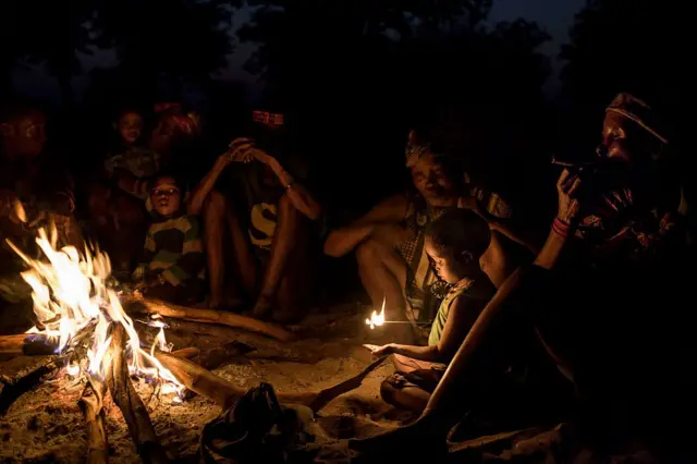 Ateş çevresinde topluluk