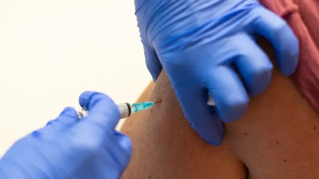 De réels espoirs existent. Plusieurs laboratoires à travers le monde travaillent dejà sur un vaccin contre le coronavirus