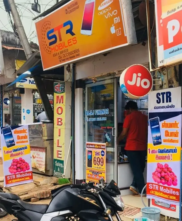 మొబైల్ కొంటే ఉల్లిపాయలు ఉచితం