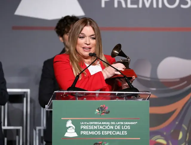 Ednita Nazario recibe el Grammy Latino