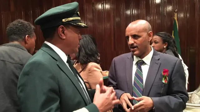 የኢትዮጵያ አየር መንገድ ዋና ሥራ-አስፈፃሚ አቶ ተወልደ ገብረማሪያም ከአንድ አብራሪ ጋር