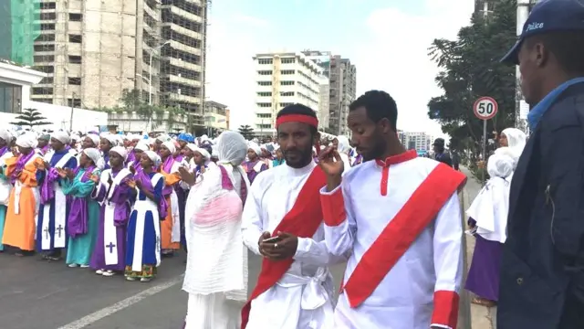 መስቀልን ለማክበር የሚጓዙ ወጣተቶች አሸብሻቢዎችን እያለፉ