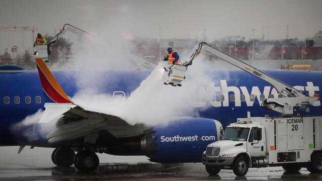 飞机航班大部分取消或延误，机翼化冰任务繁重